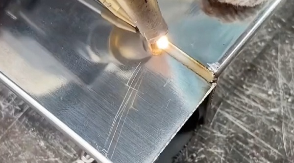 手持激光焊接機(jī)激光頭達(dá)到多少度算異常？