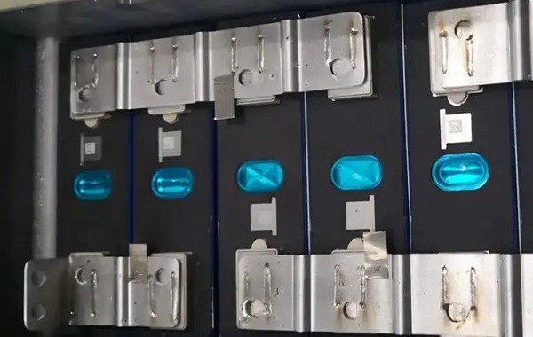 激光焊接機(jī)在動(dòng)力鋰電池模組焊接中的難點(diǎn)和解決方案